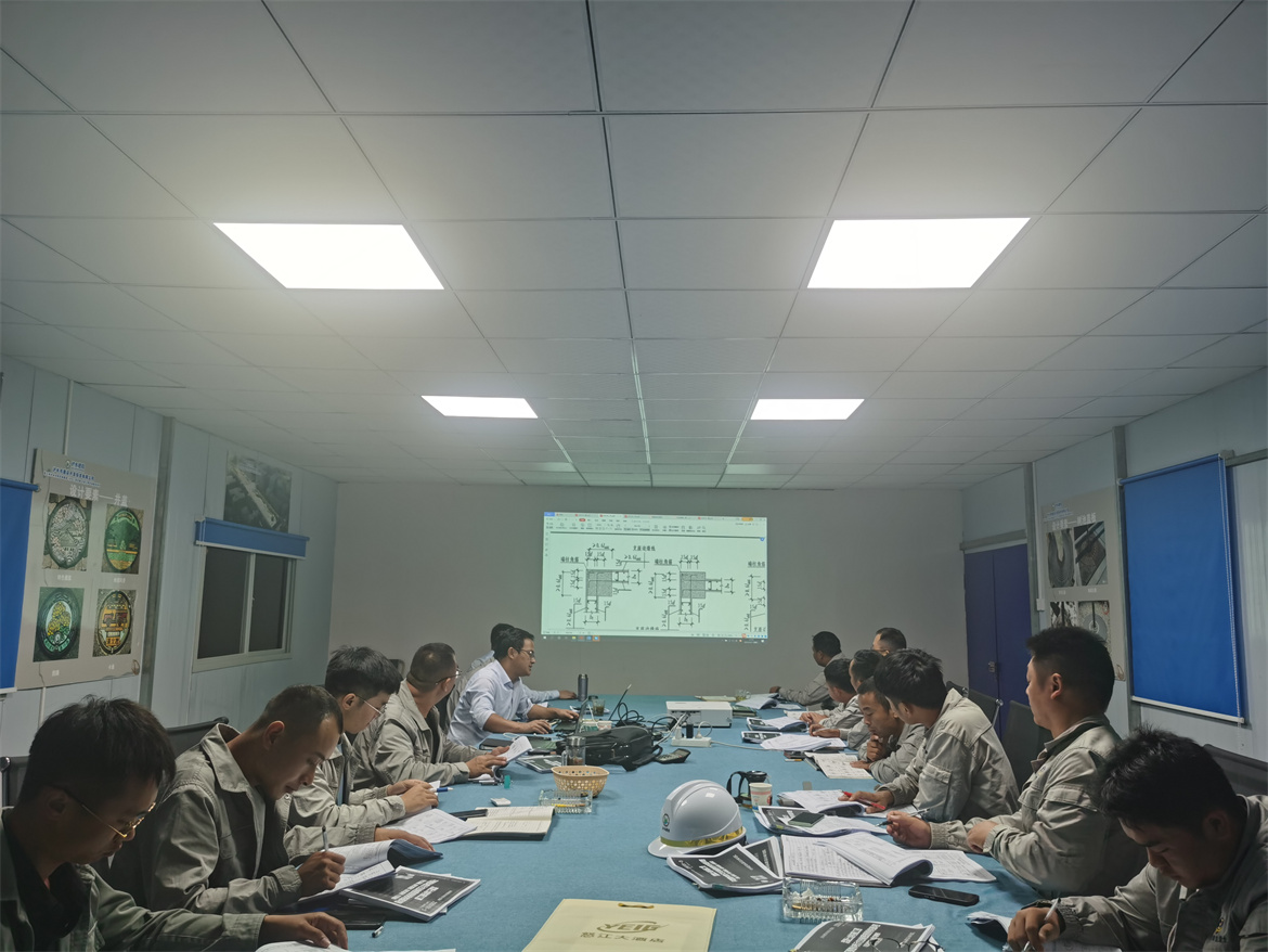 工程技术部组织了怒江项目管理人员对钢筋工程（混凝土结构施工图平面整体表示方法制图规则和构造详图）的专题培训